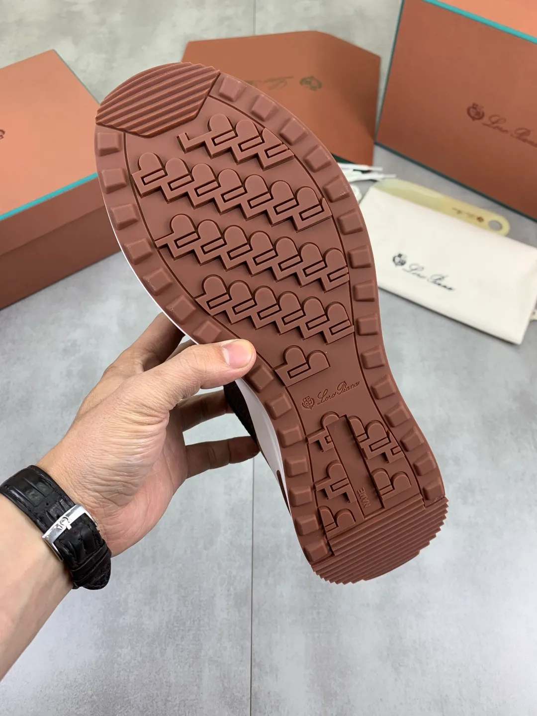 Men's men's shoes 💰P542 New style 💰High quality The latest casual shoes Loro Piana 💯Top grade💯Buy the original copy💯 Founded the existing Loro Piana company on April 24, 1924. The family has been operating for the sixth generation, providing top quality products to customers who are discerning in taste and quality. Imported original fly woven fabrics with cowhide fabric, plain calfskin lining, hand-stitched threads with cowhide feet, original packaging, high-end outsole, size: 38-46, multiple colors available, complete package
